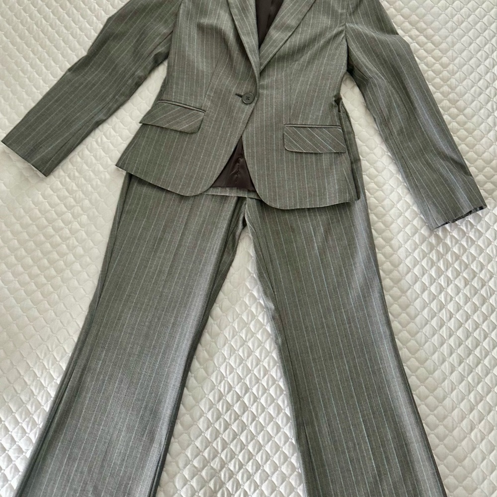 Express Design Studio Blazer and Pants Grey Pinstripe Suit - Size 0